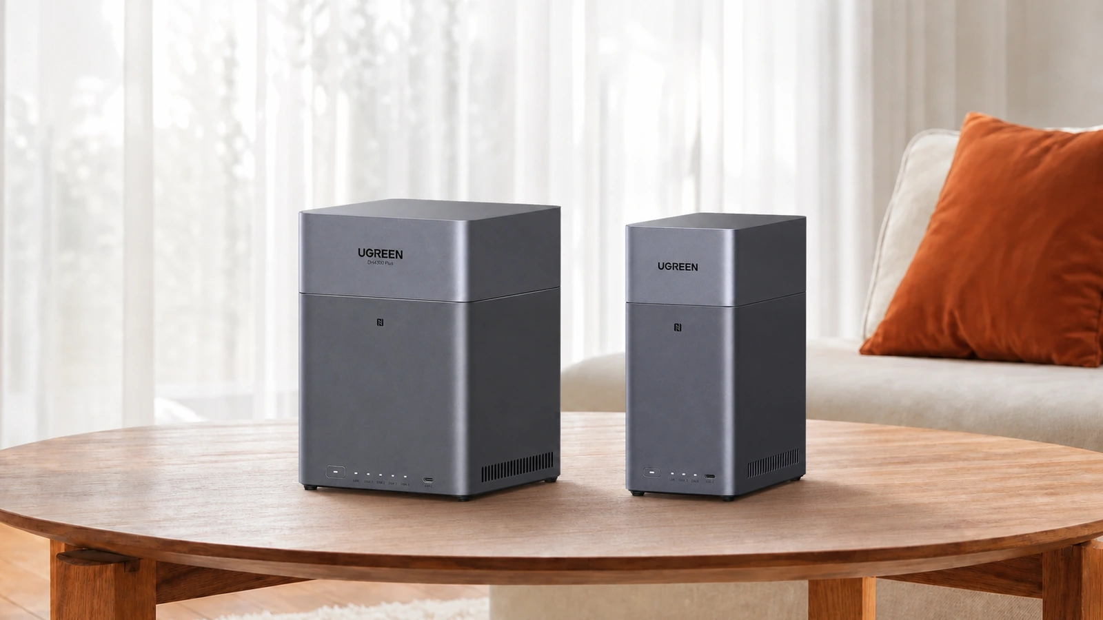 窓から光が差し込むリビングのテーブルに置かれたUGREEN NASync DH4300 PlusとDH2300