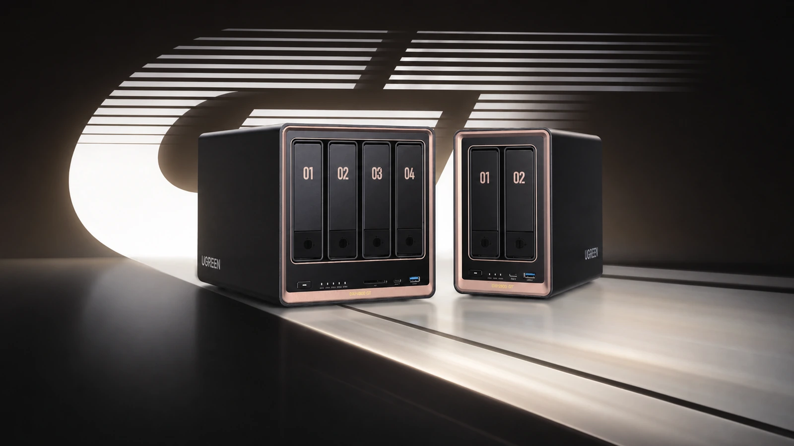 UGREEN NASync DXP2800 GTとDXP4800 GTを配置した黒金のシリーズビジュアル