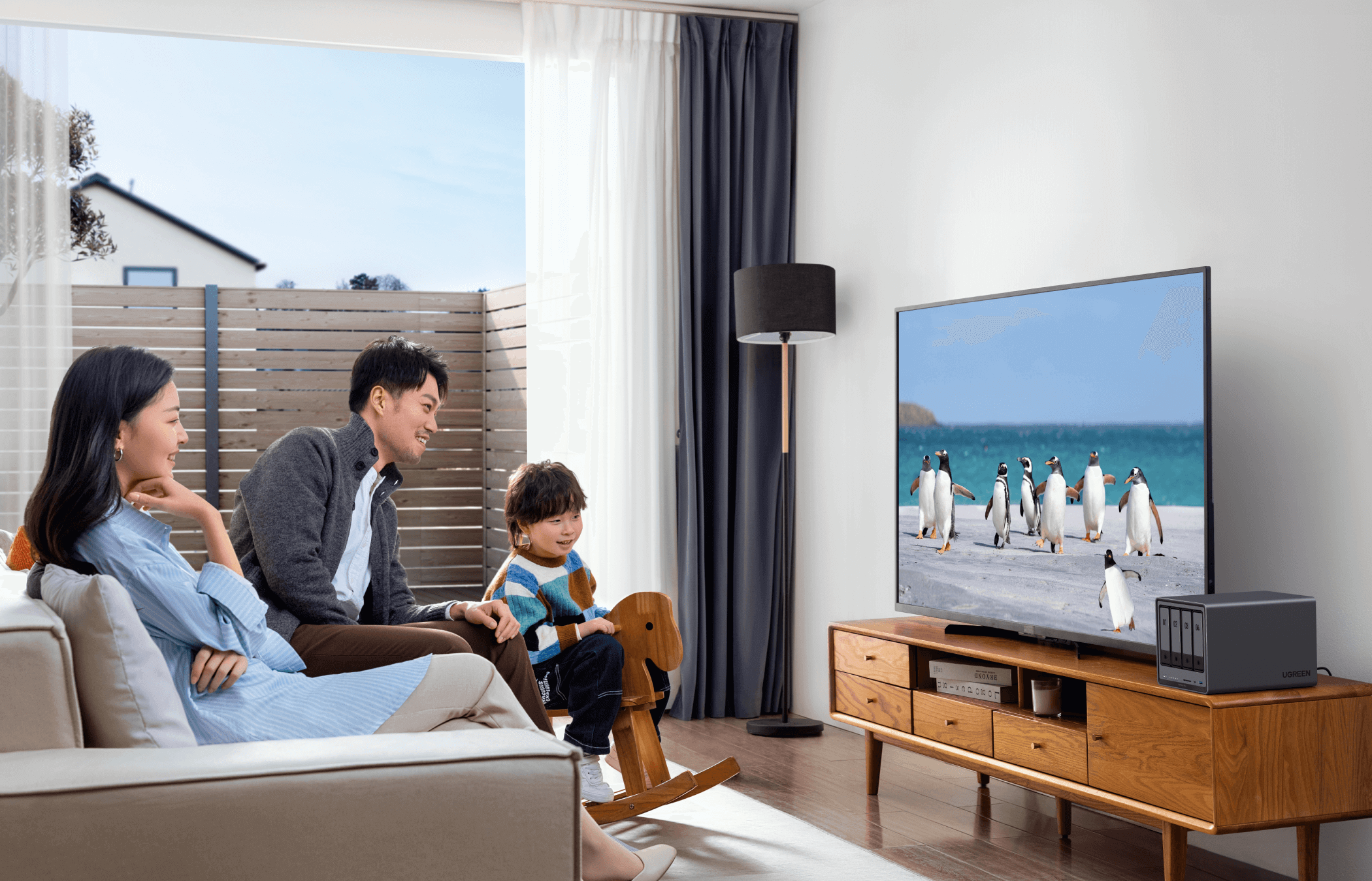 家族でテレビの写真や動画を楽しむ様子